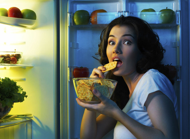 Comer tarde afecta a nuestras bacterias y nos crea problemas metabólicos